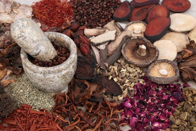 Ilustrasi obat herbal ( Foto: Getty Images/iStockphoto/marilyna)