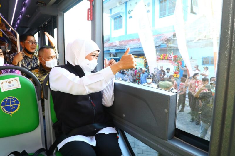 Gubernur Jatim Khofifah Indar Parawansa saat menjajal Bus Trans Jatim (Foto: Diskominfo Jatim)