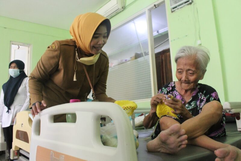 Seorang lansia di Griya Werdha Jambangan (Foto: Diskominfo Surabaya)