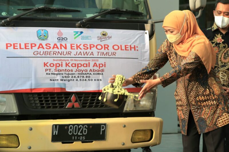 Gubernur Jawa Timur, Khofifah Indar Parawansa saat memberangkatkan ekspor produk senilai USD 1,46 juta dari lima perusahaan asal Jatim ke empat negara tujuan (Foto: Kominfo Jatim)