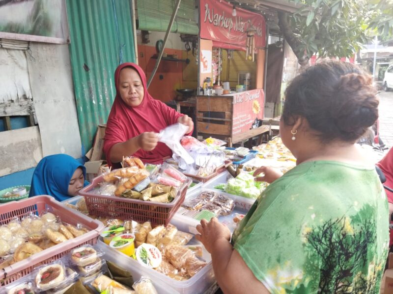 Aktivitas salah satu stand di Kampung Kue Rungkut Lor gg II Surabaya (Foto: Christiana Beatrix)