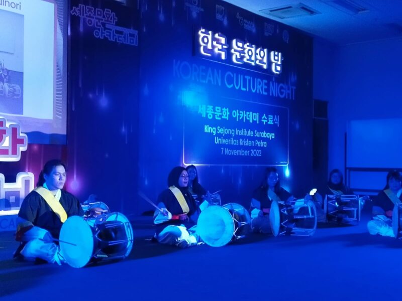 Korean Culture Night 2022 sesi kelompok B saat memainkan Janggu, alat Musik tabuh tradisional Korea (Foto: Humas UK Petra)
