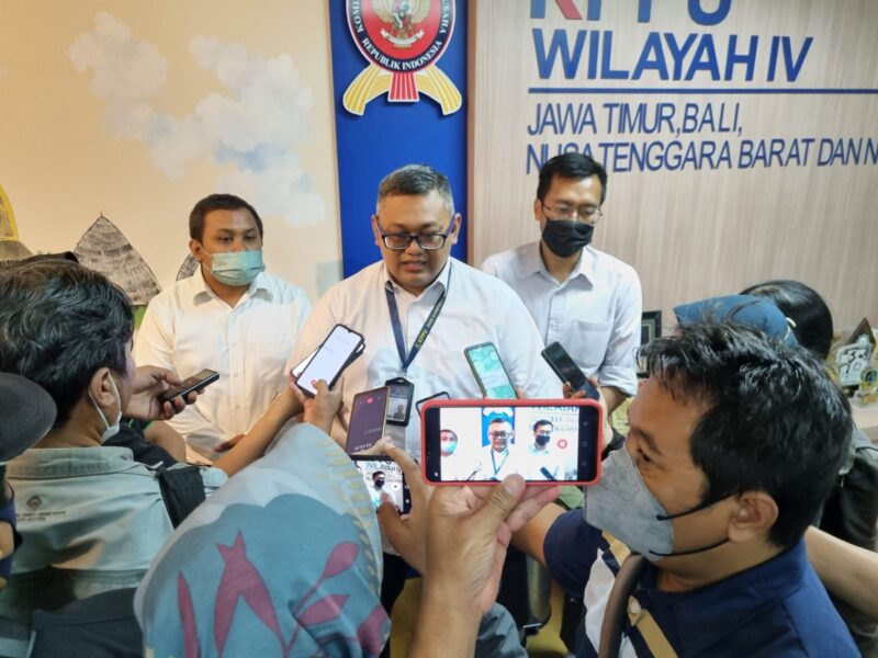 Kepala Kanwil IV KPPU, Dendy Rakhmad Sutrisno saat memberikan keterangan pers di kantor Kanwil IV KPPU Surabaya