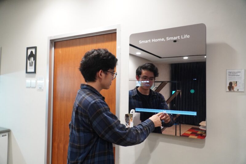 Christensen Derick Kho saat mencoba memutar musik di Smart Mirror (Foto: Humas UK Petra)