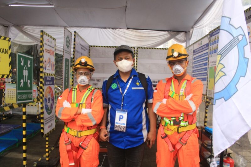 (dari kiri) Renata Isnawati, Prof Ir Ridho Bayuaji ST MT PhD IPM ASEAN Eng, dan Sunu Juan Arismunandar saat bersiap merakit Jembatan Balawan di ajang KJI XVII (Foto: Humas ITS)