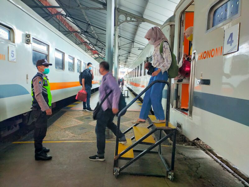 Penumpang KA di slaah satu stasiun wilayah Daop 8 Surabaya (Foto: Humas Daop 8 Surabaya)