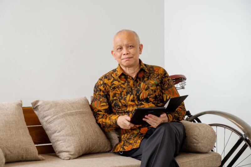 Prof. Dr. Ir. Djwantoro Hardjito, M. Eng. selaku rektor UK Petra, Surabaya