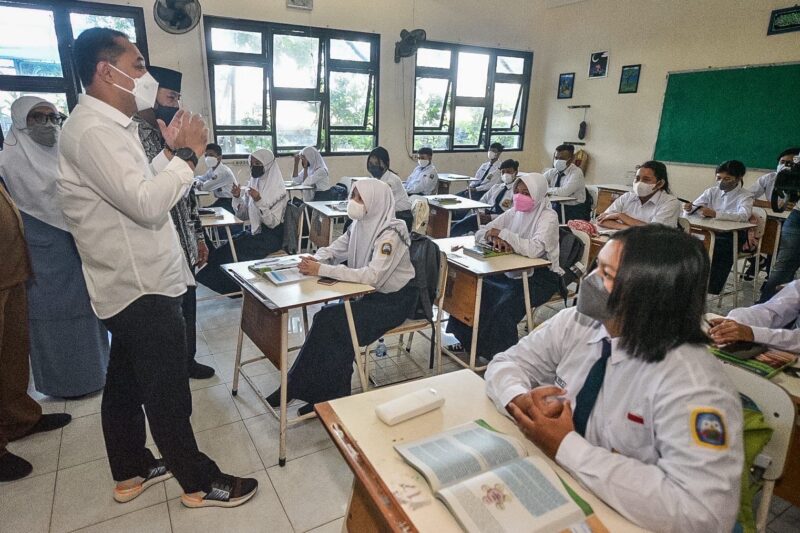 Wali Kota Surabaya Eri Cahyadi saat meninjau pelajaran tatap muka (Foto: Diskominfo Surabaya)