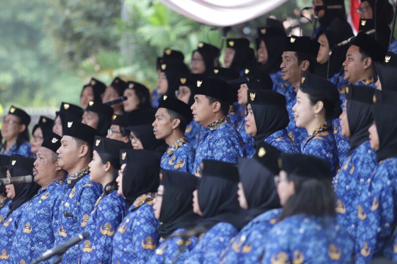 Upacara Peringatan Hari Ulang Tahun ke - 51 Korps Pegawai Republik Indonesia (KORPRI) di Halaman Balai Kota Surabaya, Selasa (29/11/2022)