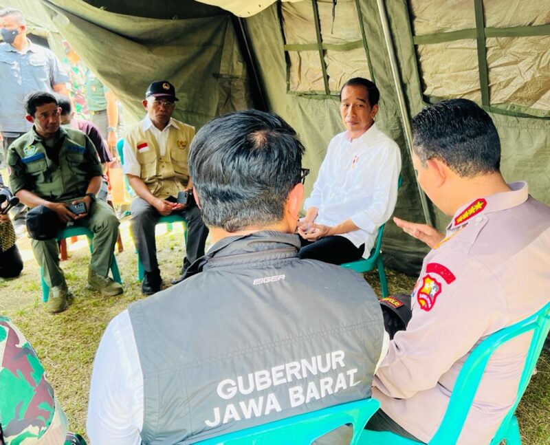 Presiden Jokowi menggelar rapat terbatas bersama jajarannya di lokasi pengungsian korban gempa Cianjur di Taman Prawatasari, Kabupaten Cianjur, Provinsi Jawa Barat, Selasa (22/11/2022). (Foto: BPMI Setpres)