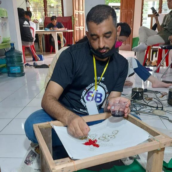 Salah satu mahasiswa asing belajar batik di Kampung Batik Tin Gundih di Jalan Sumber Mulyo IV, Kelurahan Gundih, Bubutan, Surabaya (Foto: Diskominfo Surabaya)
