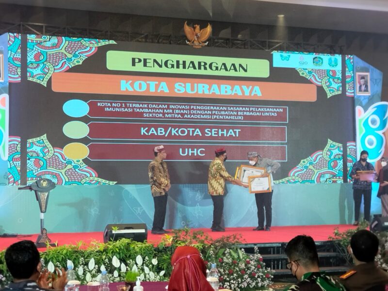 Puncak Peringatan Hari Kesehatan Nasional 2022 Jatim, Pemkot Surabaya Boyong 3 Penghargaan Sekaligus 