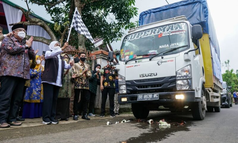 Gubernur Jatim, Khofifah Indar Parawansa saat melepas produk kopi merk ‘Javeast Coffee’ ekspor perdana ke Mesir (Foto: Diskominfo Jatim)