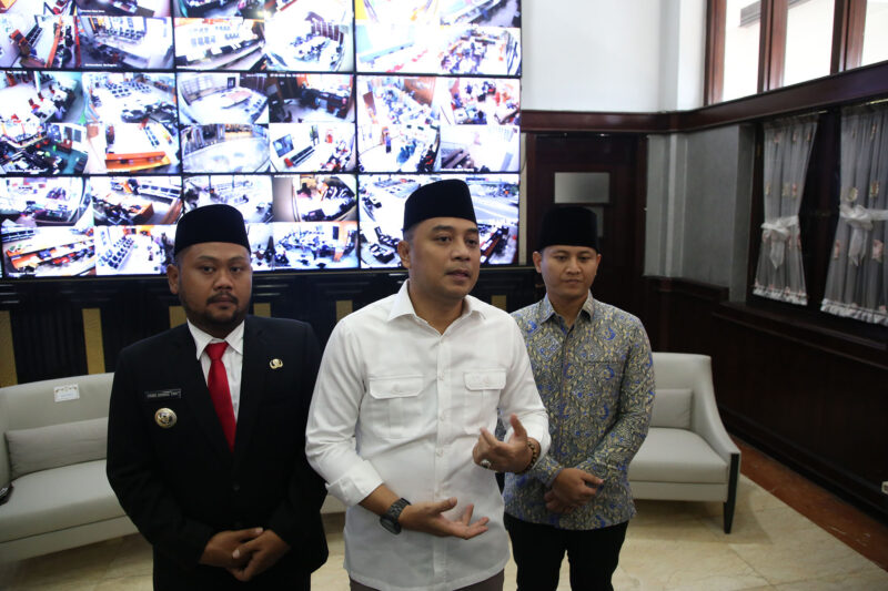 Wali Kota Eri Cahyadi Salurkan Bantuan Rp 250 Juta untuk Kabupaten Trenggalek (Foto: Diskominfo Surabaya)