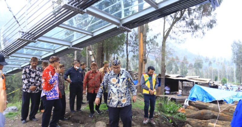 Wabup Timbul memantau pembangunan jembatan kaca (Foto: Kominfo Jatim)