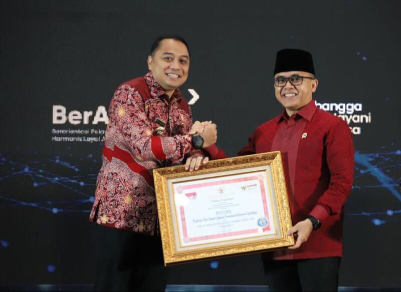 Wali Kota Eri Cahyadi saat menerima penghargaan dari MenPANRB (Foto: Diskominfo Surabaya)