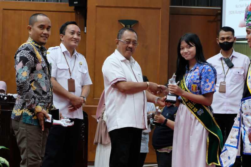 Wawali Armuji Serahkan 80 Penghargaan Terbaik dalam Awarding Surabaya Eco School (Foto: Diskominfo Surabaya)
