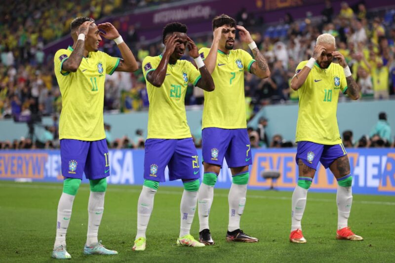 Timnas Brazil saat melakukan selebrasi (Foto: Twitter @FIFAWorldCup)