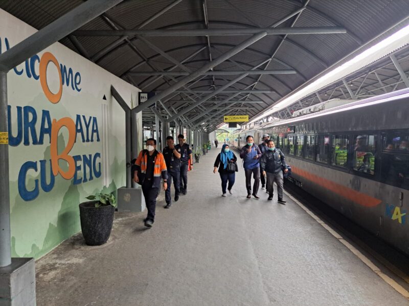 Suasana penumpang KA si stasiun Surabaya Gubeng (Foto: Humas Daop 8)