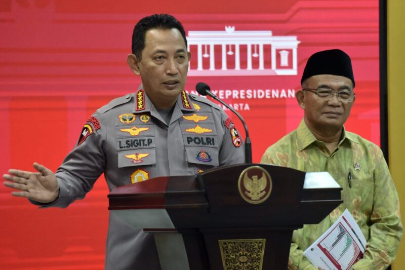 Menko PMK Muhadjir Effendy dan Kapolri Jenderal Listyo Sigit Prabowo memberikan keterangan pers usai menghadiri ratas, Senin (19/12/2022), di Kantor Presiden, Jakarta. (Foto: Humas Setkab/Rahmat)