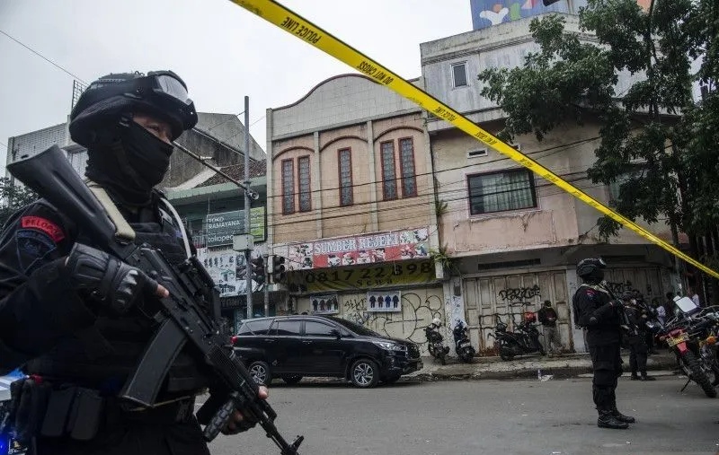 Tim Brimob Polri mengamankan area pertokoan yang ditutup usai peristiwa bom bunuh diri di Polsek Astanaanyar, Bandung, Jawa Barat, Rabu (7/12/2022). (ANTARA FOTO/Novrian Arbi/aww.)