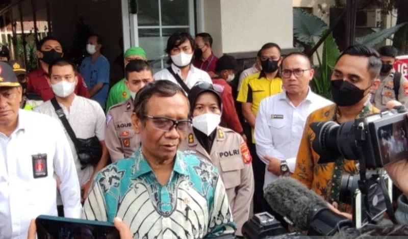 Menkopolhukam Mahfud MD saat konferensi pers usai menjengukk korban ledakan bom bunuh diri yang dirawat di RS Immanuel, Bandung, Jawa Barat, Rabu (7/12/2022). (ANTARA/Bagus Ahmad Rizaldi)