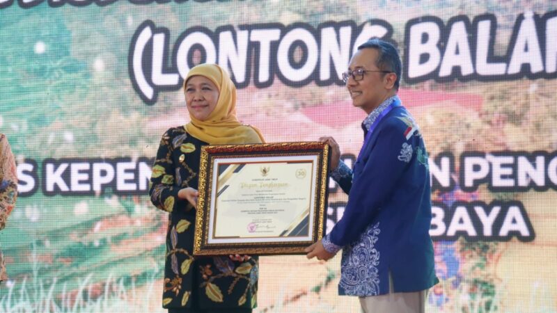 Kepala Dinas Kependudukan dan Pencatatan Sipil (Dispendukcapil) Kota Surabaya, Agus Imam Sonhaji menerima penghargaan dari Gubernur Jatim Khofifah Indar Parawansa (Foto: Diskominfo Surabaya)