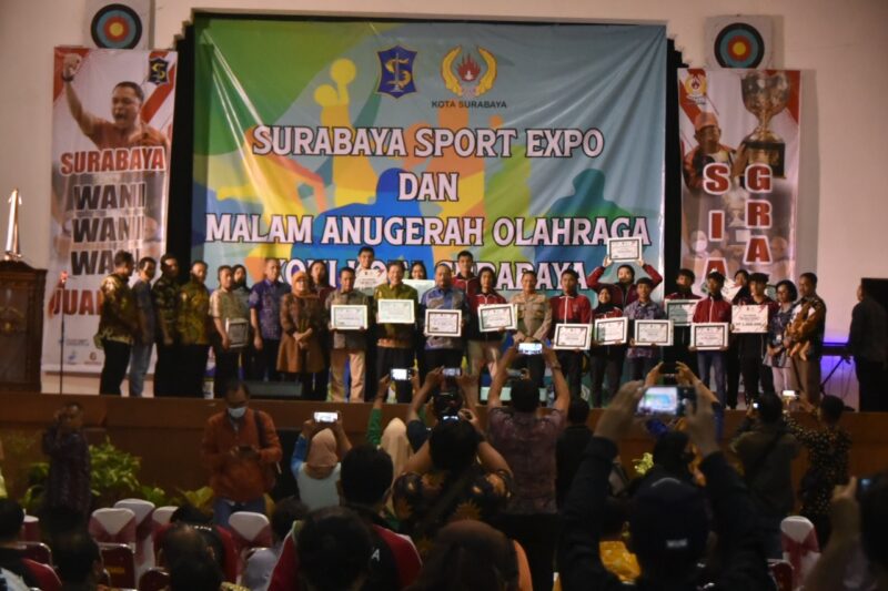 Pemkot bersama Koni Surabaya memberikan penganugerahan kepada 11 atlet dari berbagai cabang olahraga di Balai Pemuda, Kamis (29/12/2022) malam. (Foto: Diskominfo Surabaya)