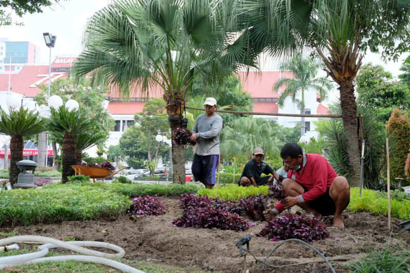 Petugas sedang melakukan pembenahan di Taman Surya (Foto: Diskominfo Surabaya)