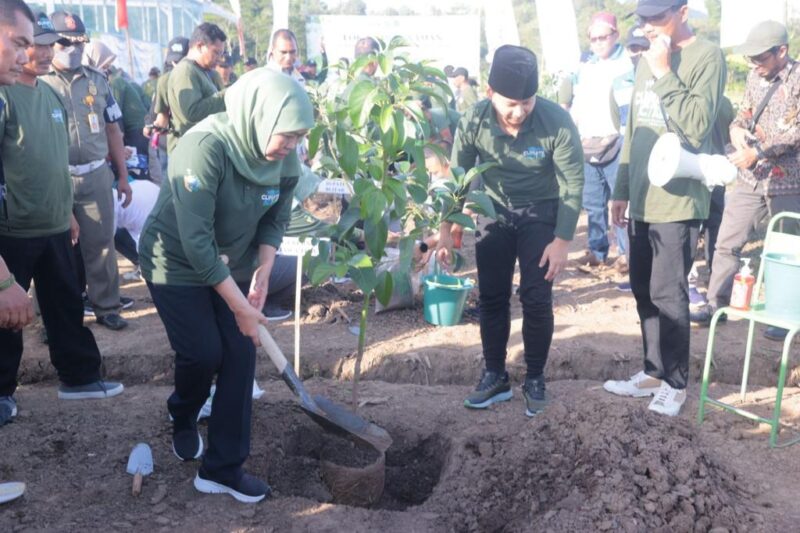 Gubernur Jawa Timur Khofifah Indar Parawansa saat melakukan gerakan Penanaman Sejuta Pohon dalam rangka memperingati Hari Menanam Pohon Indonesia (HMPI) Tahun 2022, di Lembah Kepuh Edupark, Desa Sukorejo, Kec. Gandusari, Kab. Trenggalek Sabtu (10/12/2022). (Foto: Kominfo Jatim)