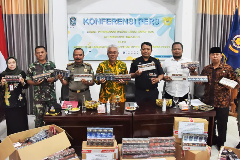 Pemkab Lumajang merilis hasil penindakan rokok ilegal di Kabupaten Lumajang Tahun 2022, bertempat di Aula Panti PKK Kabupaten Lumajang, Selasa (20/12/2022). (Foto: Kominfo Jatim)