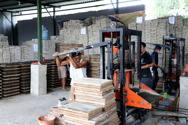 Rumah Padat Karya pembuatan paving di Surabaya (Foto: Diskominfo Surabaya)