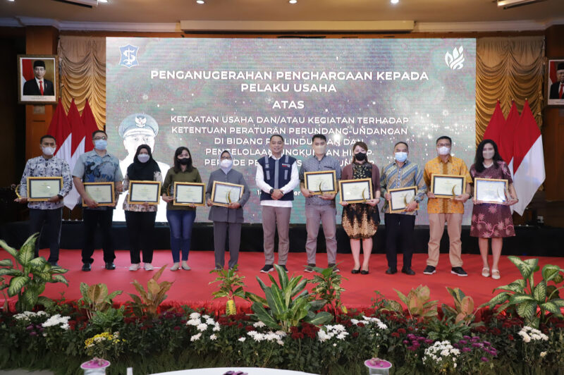 Wali Kota Surabaya Eri Cahyadi memberikan penganugerahan kepada 10 perusahaan terbaik yang taat terhadap aspek lingkungan hidup di Graha Sawunggaling, Rabu (14/12/2022). (Foto: Diskominfo Surabaya)