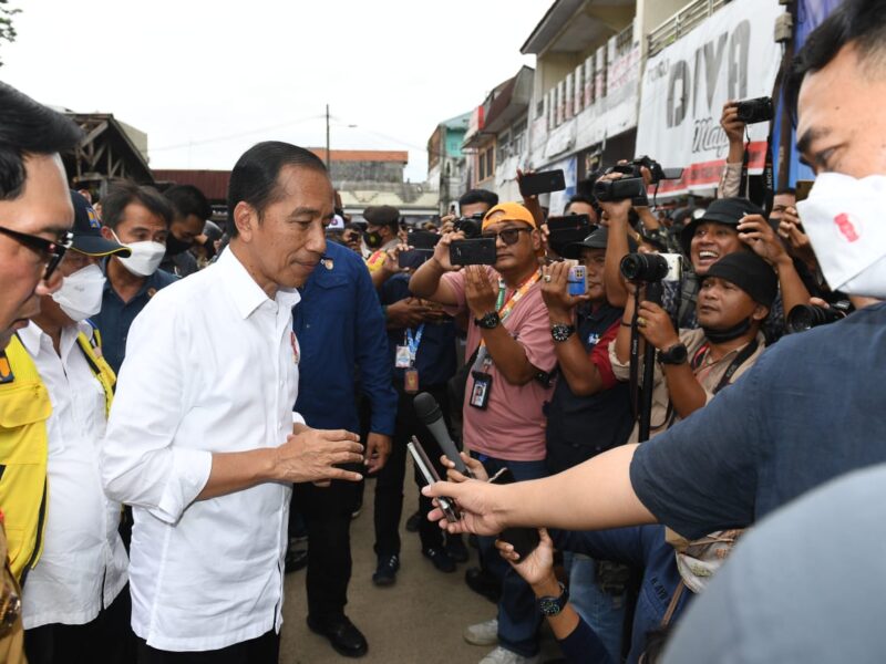 Presiden Joko Widodo menyampaikan keterangan kepada awak media usia menyapa para pedagang pasar di Pasar Pujasera, Kabupaten Sumedang, Selasa, 27 Desember 2022. (Foto: BPMI Setpres)