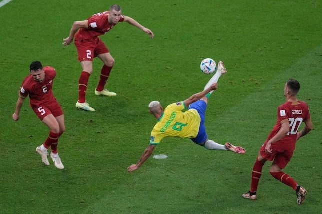 Richarlison saat mencetak gol spektakuler dalam laga Piala Dunia 2022 antara Brasil vs Serbia, Jumat (25/11/2022) (c) AP Photo/Darko Vojinovic