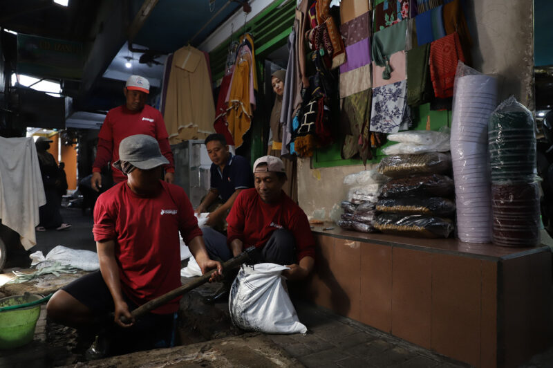 Kerja bakti yang dikemas dalam program “Surabaya Bergerak” di Pasar Bong (Foto: Diskominfo Surabaya)