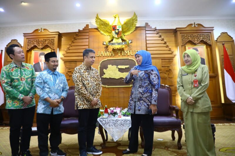 Gubernur Jawa Timur Khofifah Indar Parawansa saat menerima audiensi PT Grab Indonesia di Gedung Negara Grahadi, Surabaya, Selasa (10/1/2022). (Foto: Diskominfo Surabaya)