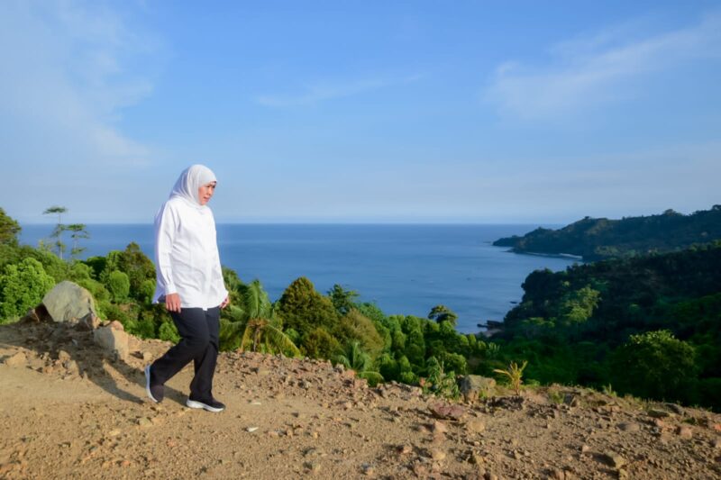 Gubernur Khofifah saat berkunjung ke Pantai Mutiara, di Desa Tasikmadu, Kecamatan Watulimo, Kabupaten Trenggalek, Senin (23/1/2023). (Foto: Kominfo Jatim)