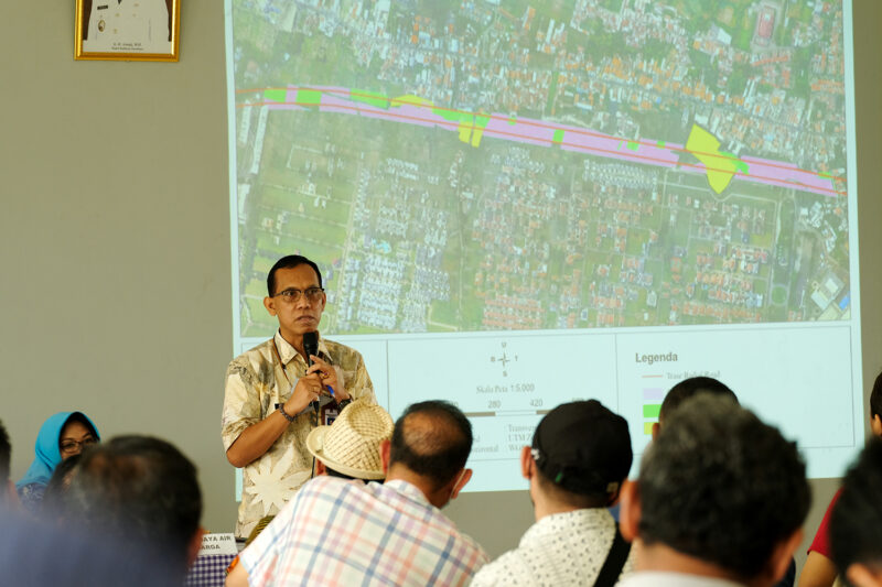 Sosialisasi terkait rencana membuka akses Jalan Radial Road di kawasan Kelurahan Lontar, Kecamatan Sambikerep di Kantor Kelurahan Lontar (Foto: Diskominfo Surabaya)