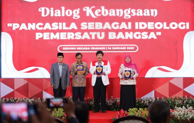 Gubernur Jatim Khofifah Indar Parawansa saat menghadiri Dialog Kebangsaan 'Pancasila Sebagai Ideologi Pemersatu Bangsa' yang digelar di Gedung Negara Grahadi Surabaya, Sabtu (14/1/2023) pagi. (Foto: Kominfo Jatim)