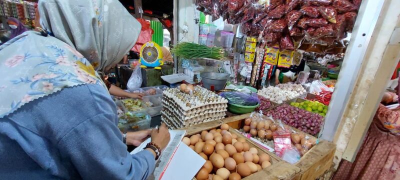 Salah satu pedagang di pasar tradisional Surabaya (Foto: Diskominfo Surabaya)