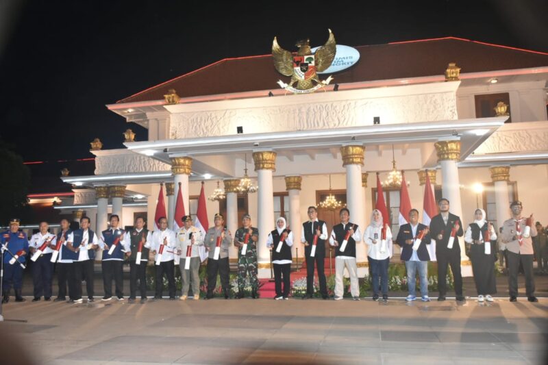 Pemukulan kentongan di Gedung Negara Grahadi, Surabaya, Minggu (1/1/2023) Pukul 00.00 WIB oleh Forkopimda Jatim (Foto: Kominfo Jatim)