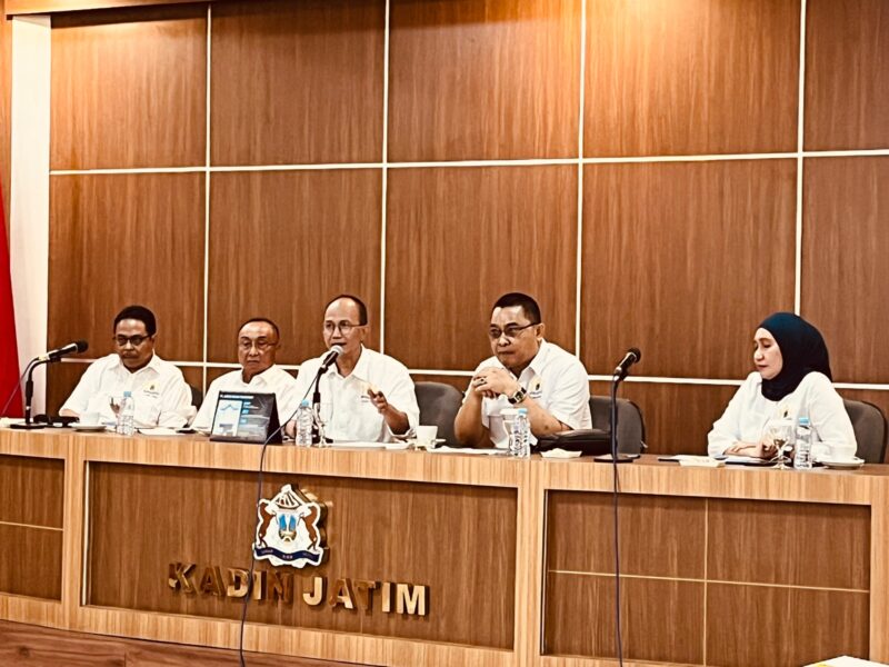 (Tengah) Ketua Umum Kadin Jatim Adik Dwi Putranto, saat Rapat Koordinasi Persiapan Penyusunan Program Kerja Kadin Jatim 2023 di Graha Kadin Jatim, Selasa (17/1/2023). (Foto: Kominfo Jatim)