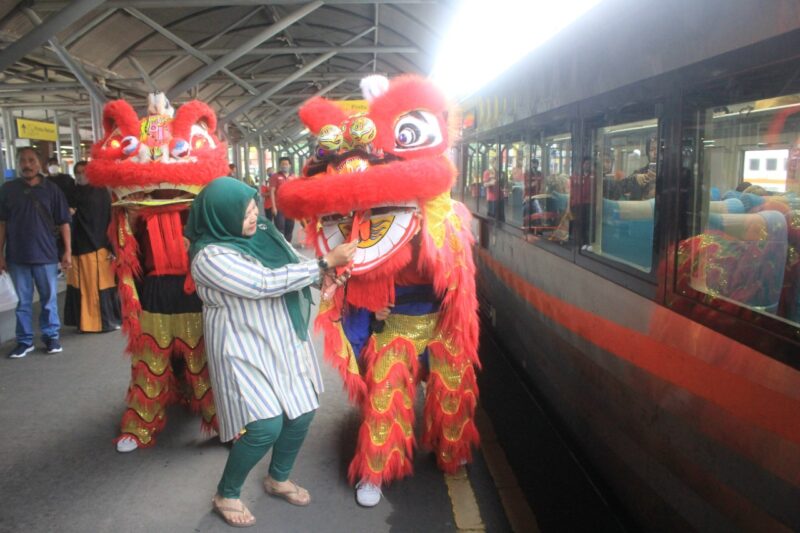 Sambut Tahun Baru Imlek, Atraksi Barongsai Sapa Dan Hibur Pelanggan Di Stasiun Surabaya Gubeng (Foto: Humas Daop 8)