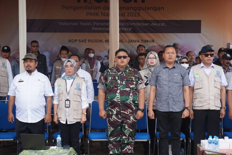 Kementerian Pertanian telah melakukan Kick Off Pengendalian dan Penanggulangan Penyakit Mulut dan Kuku (PMK) Tahun 2023 yang dilaksanakan di Koperasi SAE di Kecamatan Pujon Malang Provinsi Jatim Sabtu (28/1). (Foto: Kominfo Jatim)