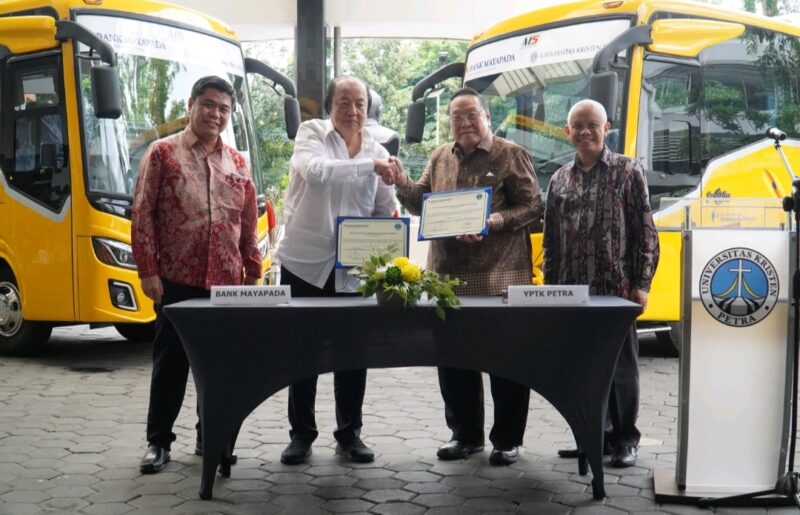 Serah terima dua bus oleh Dato' Sri Prof. DR. Tahir, MBA., Founder & Chairman Mayapada Group (Foto: Dok PCU)