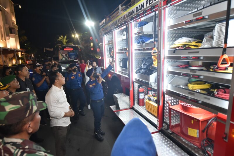 Wali Kota Eri saat meninjau berbagai komponen dan peralatan yang ada di dalam Mobil Heavy Duty Rescue (Foto: Diskominfo Surabaya)