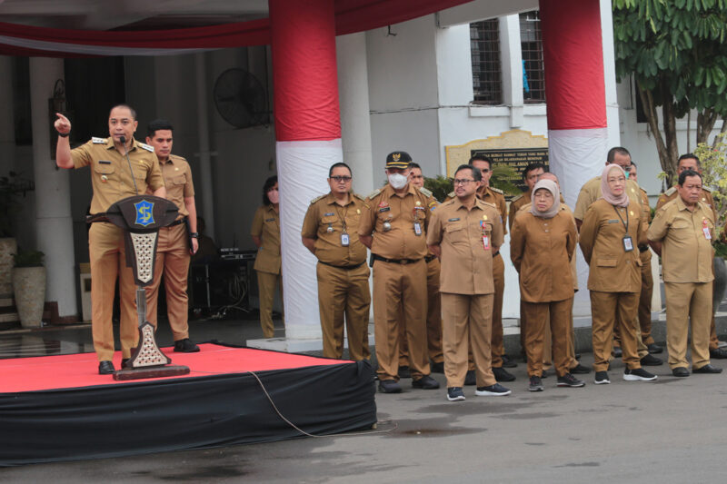 Wali Kota Eri Cahyadi saat Apel Pengarahan Walikota kepada pegawai, lurah, dan camat di Halaman Balai Kota Surabaya, Senin (30/1/2023). (Foto: Diskominfo Surabaya)