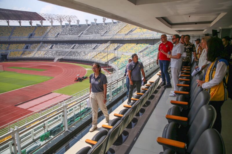 Perwakilan FIFA saat meninjau Stadion GBT (Foto: Diskominfo Surabaya)