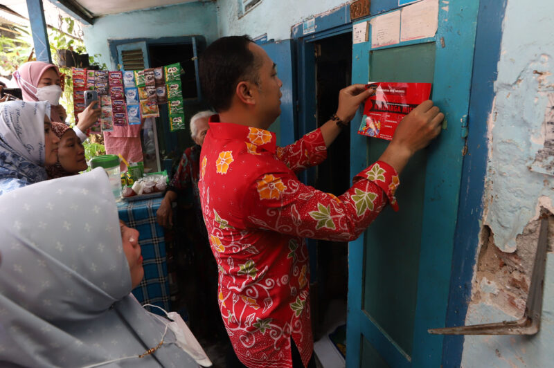 Wali Kota Surabaya Eri Cahyadi saat penempelan stiker keluarga miskin (Foto: Diskominfo Surabaya)